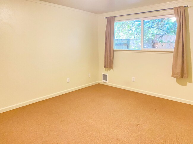 Building Photo - Darling 2 bedroom condo with fenced yard