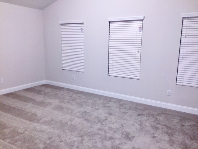 Building Photo - 571 Omnia Ct