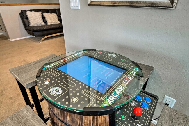 Building Photo - 8790 W Hayward Ave