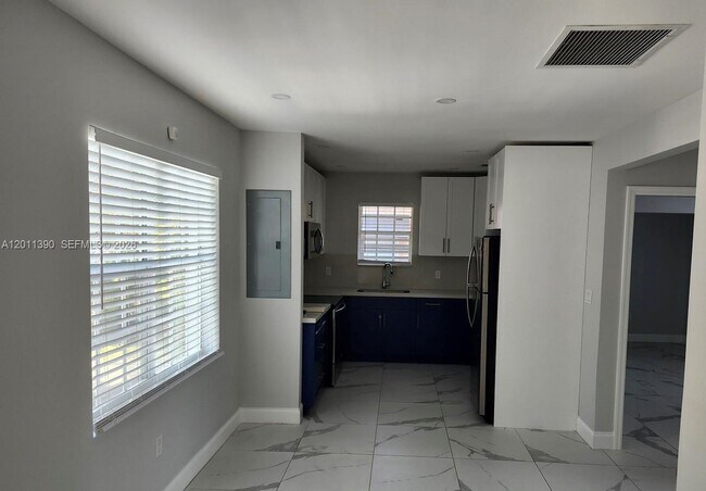 Building Photo - 1023 SW 12th Ct