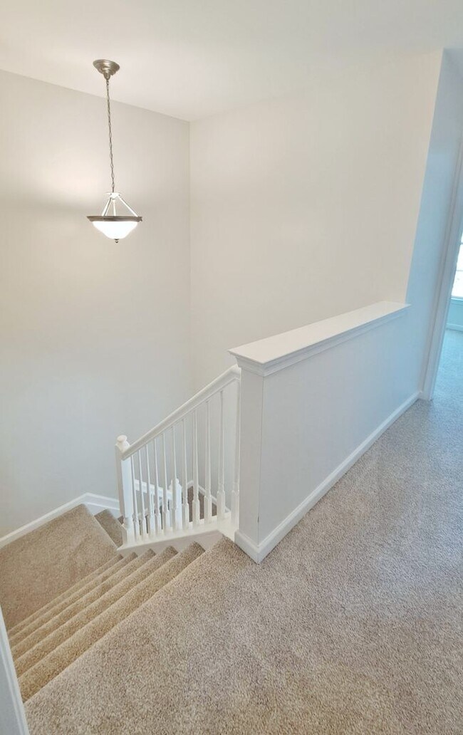 Building Photo - 3 Bed / 2 Full and 2 Half Bath Single Family Townhome