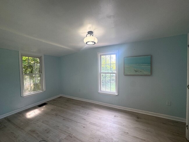 Building Photo - Charming 2 Bedroom 1 Bathroom