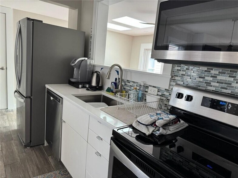 Building Photo - 53 Center Ave