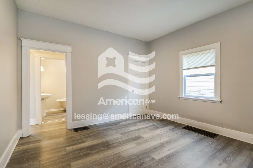 Building Photo - 1849 W Gaulbert Ave