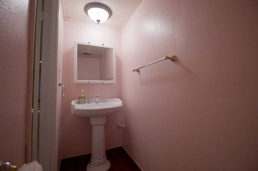Building Photo - 1348 N Orange Dr