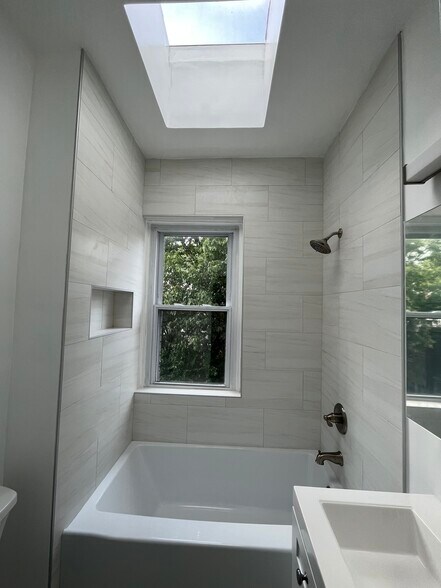 Building Photo - 1006 F St NE