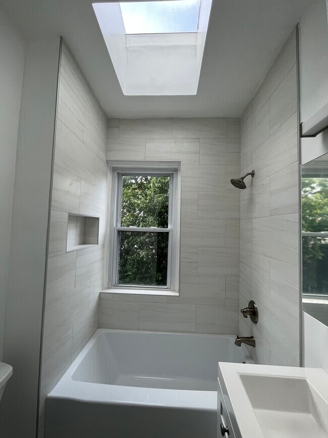 Building Photo - 1006 F St NE