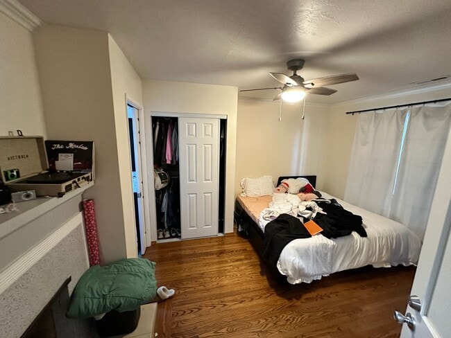 Building Photo - Large 8 Bedroom 4 Bath House Right Next to Campus!