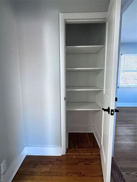 Building Photo - 1233 Lydig Ave