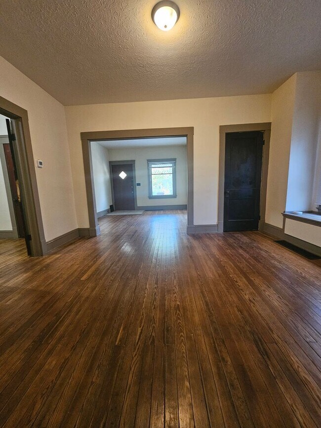 Building Photo - 3913 Henritze Ave