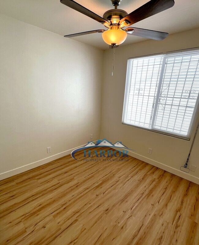 Building Photo - 1072 W 21st St