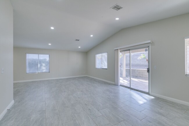 Building Photo - 3 bedrooms, 2 bathrooms remodeled One stor...