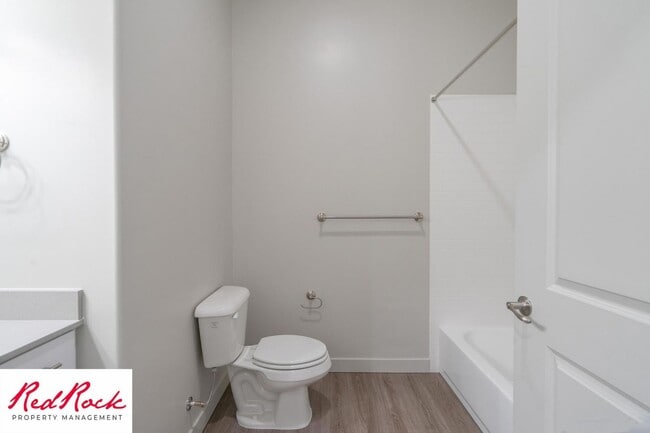 Building Photo - Charming 2 Bedroom End Unit Condo - Pet Friendly!