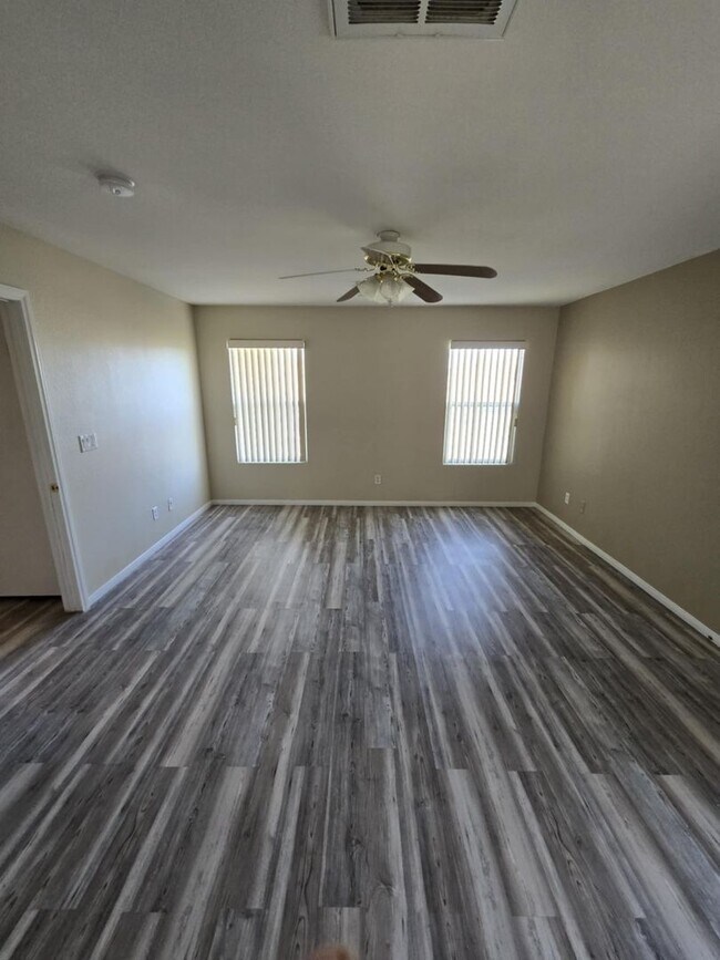 Building Photo - Great open floorplan with 3 bedrooms + Loft