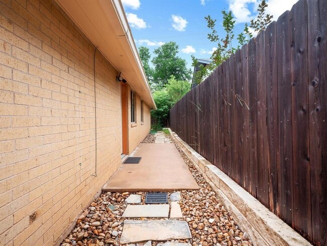 Building Photo - 3513 Westchester Ave