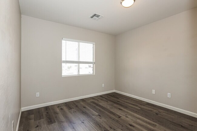 Building Photo - 12422 W Sharon Dr