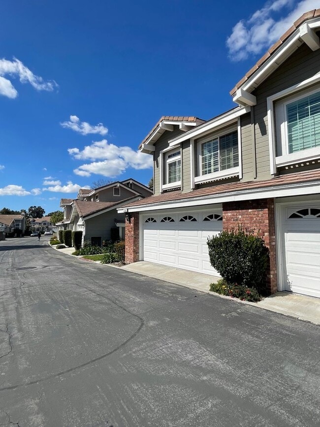 Building Photo - Updated 3BD/2.5BA 2-Story Townhouse in Pri...