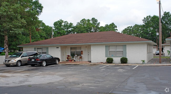 Building Photo - Twin Oaks Apartments