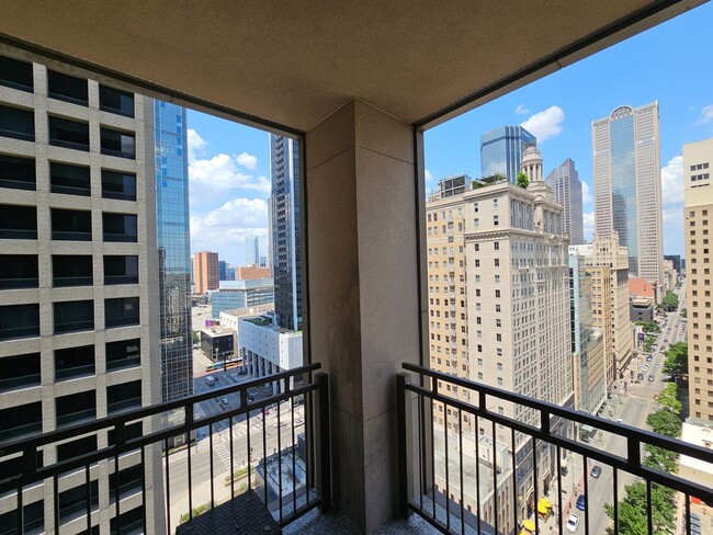 Building Photo - Downtown condo with roof top pool & concie...