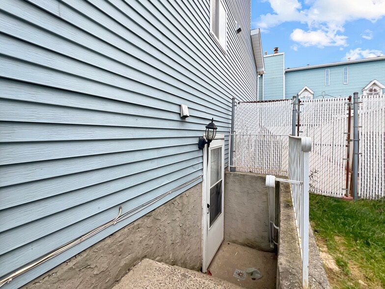 Side Entrance - 32 Kelly Blvd