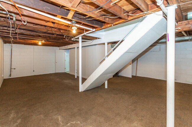 Building Photo - 4942 W 11th St