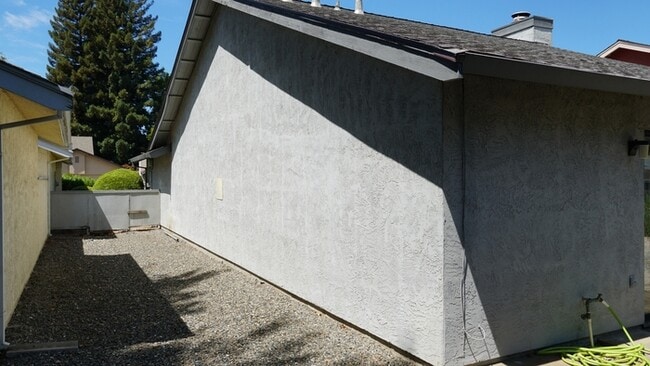 Building Photo - Charming 2 bedroom 2 bathroom home in the pocket area of Sacramento!