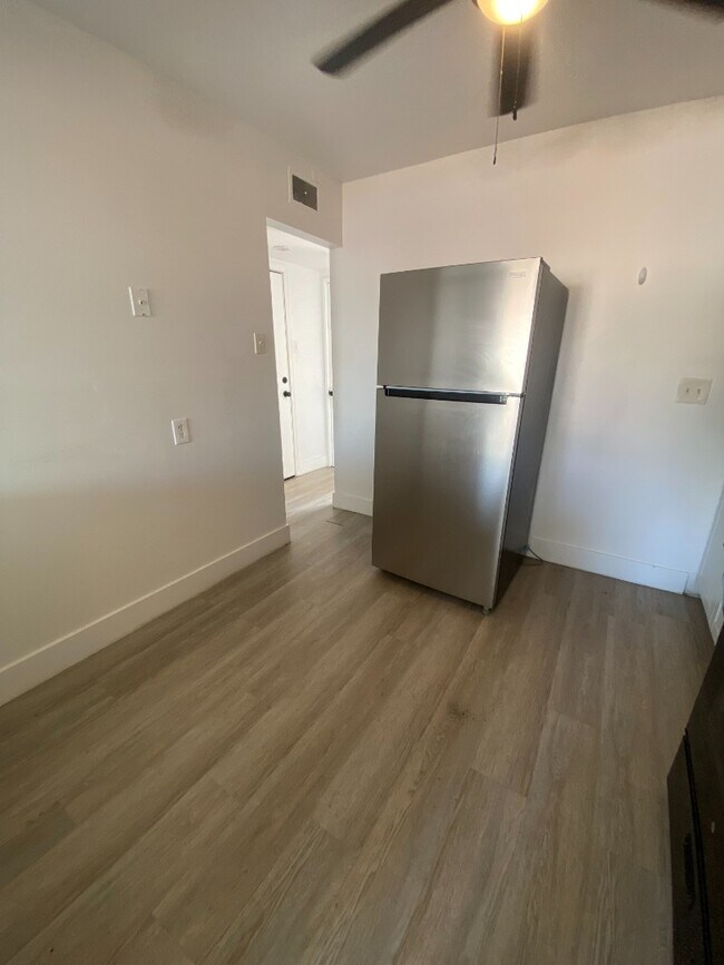 Building Photo - 815D Courtois