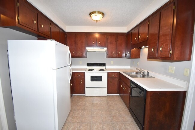 Building Photo - 3 Bedroom 2 Bath Home For Rent!