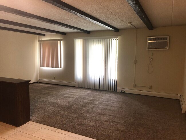 Building Photo - 304 4th St S