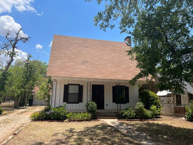 Building Photo - Cute 3-bedroom, 2-bath