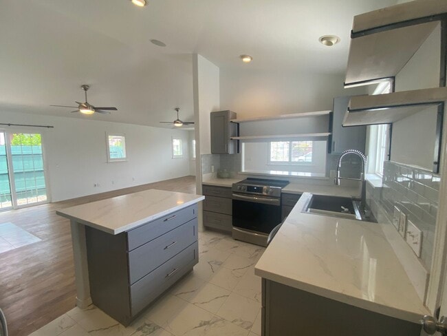 Building Photo - The Heart of Waimea 3BR/2BA with AC, Vaulted Ceilings, and Yard Service!