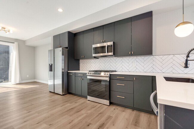 Building Photo - Gorgeous 3 bedroom, 4 bathroom townhome mi...