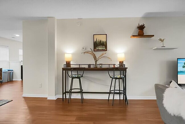 Building Photo - 124 Larkspur Dr