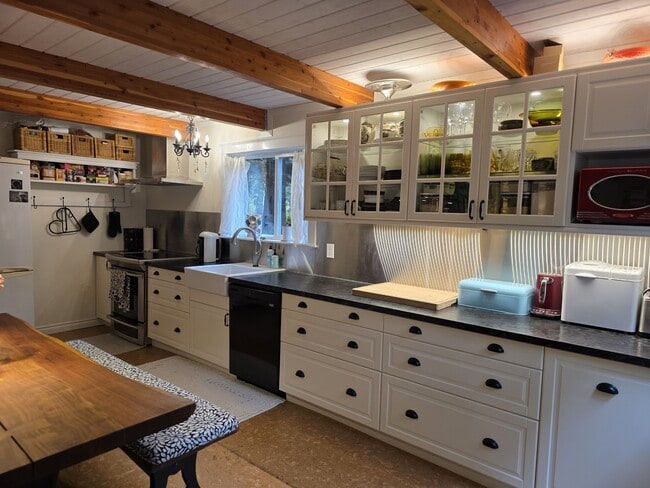 Building Photo - 713 Claire Ln