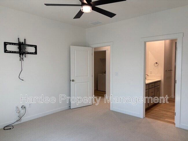 Building Photo - 1411 W Dovefield St
