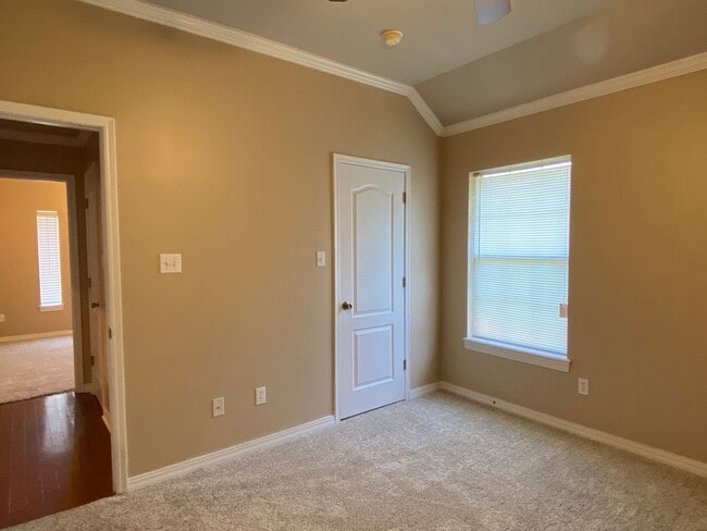 Building Photo - Golden Meadows Rental