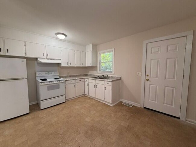 Building Photo - Three bedroom brick home available now!