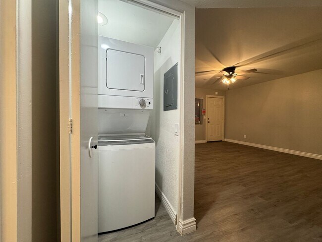 Building Photo - 2 Bedroom in the El Tovar Condominiums Nea...