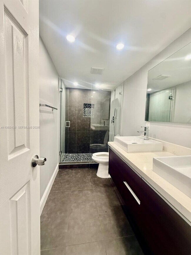 Building Photo - 1340 W 41st St