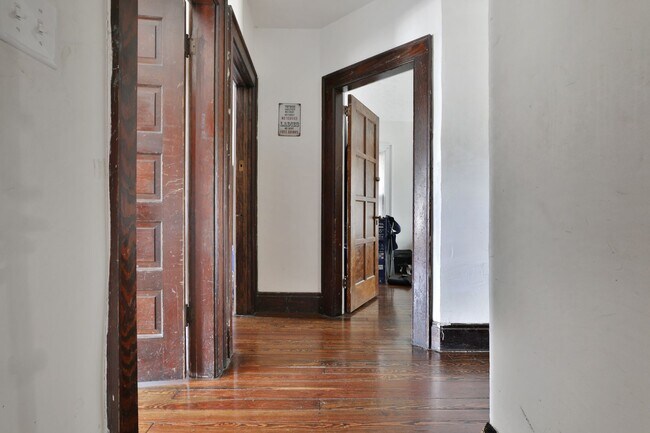 Building Photo - GREAT OSU SOUTH CAMPUS LOCATION - Ridiculously Nice back deck and off-street parking for everyone