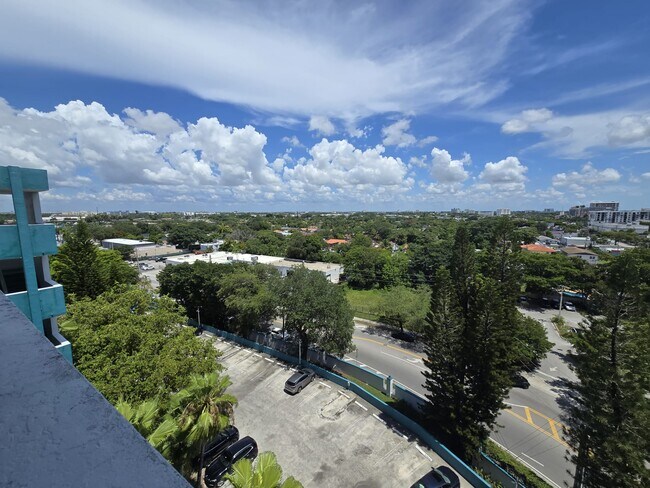 Building Photo - 1700 NW North River Dr