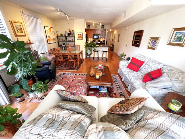 Building Photo - Luxurious living in Penn Quarter