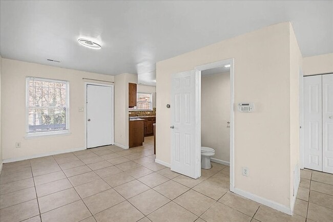 Building Photo - 511 S 6th St