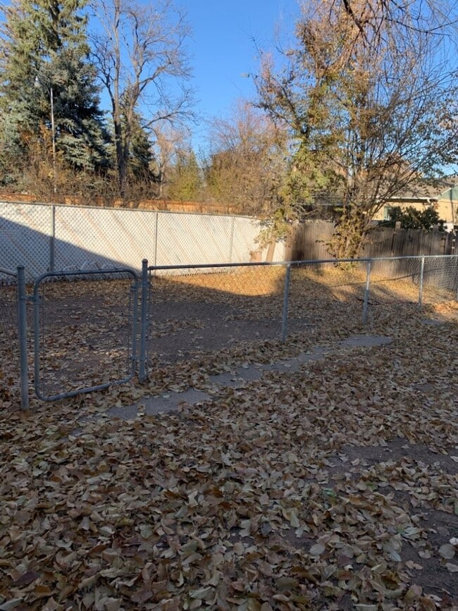 Building Photo - STUDENTS WELCOME! Spacious 5 Bed 2 Bath Ranch Home