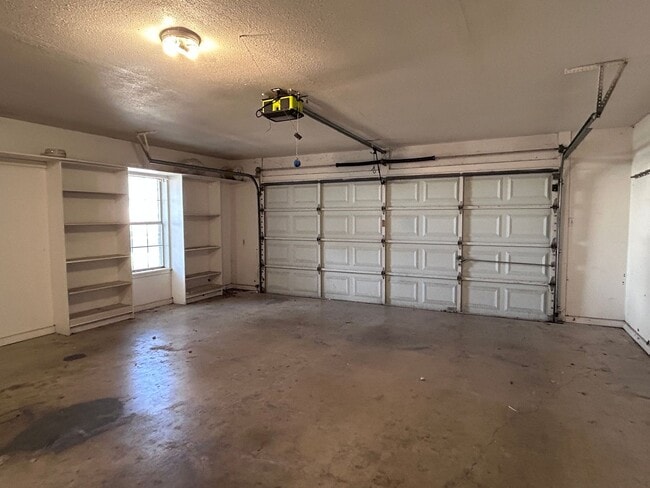 Building Photo - Stately Red-Brick Corner Lot Home in Seguin, TX