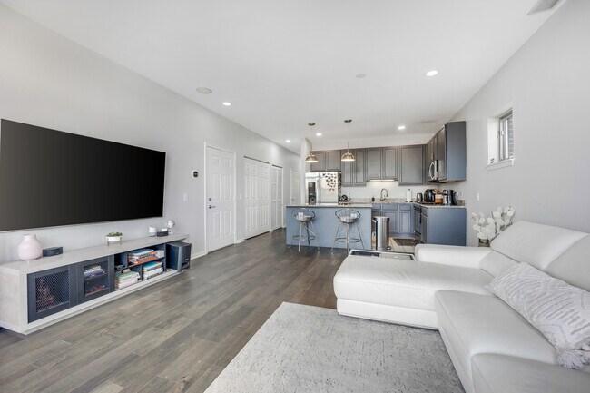 Building Photo - 947 W 14th Pl