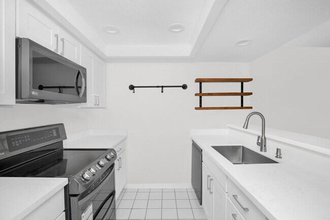 Building Photo - 2 Bedroom Plus Bonus Room in the Heart of Bellevue