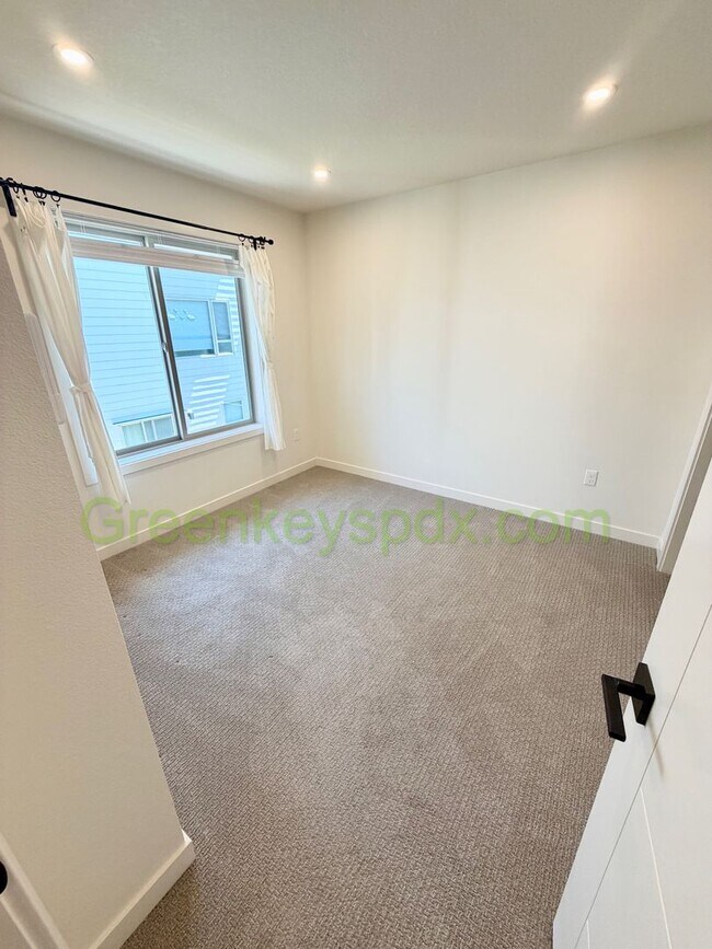 Building Photo - Newer 2-Bedroom, 1.5-Bathroom Townhome for Rent in SE Portland with Private Patio in Walkable Loc...