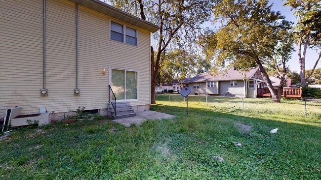 Building Photo - Close to Grandview College A