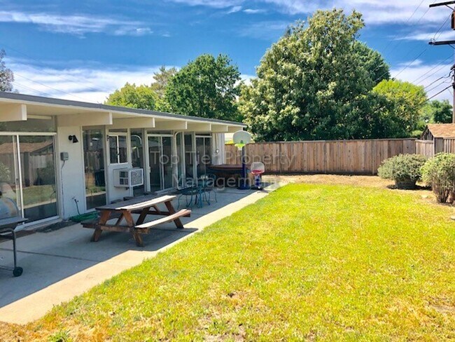 Building Photo - Popular Eichler model 4 Bed / 2 Bath / 1,742 Sqft Walnut Creek single-family house in the Rancho ...